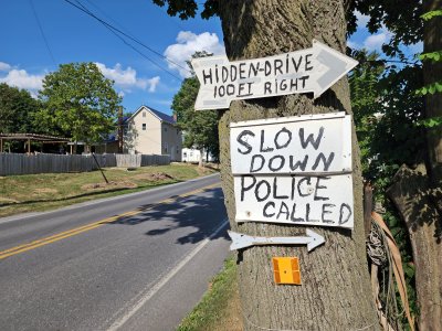 Let's just say that as road signs go, there is NO way that is MUTCD-compliant.  Not a chance.