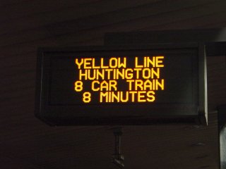 Erroneous "8 CAR TRAIN" sign at King Street