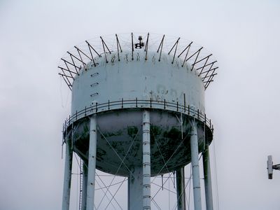 Crown-like structure at the top of the water tower
