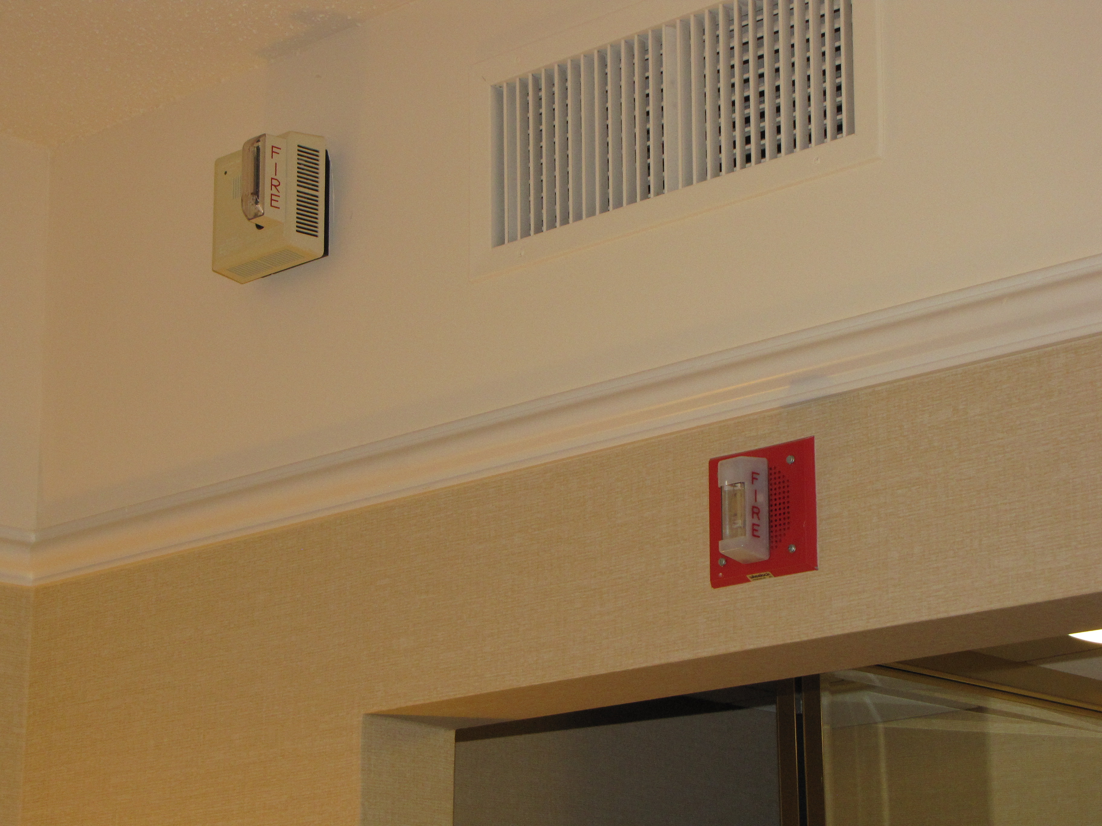 Извещатели в квартирах. Пожарные датчики на потолке. Пожарные датчики в подъезде. Скрытые пожарные датчики. Пожарная сигнализация в квартире на стену.