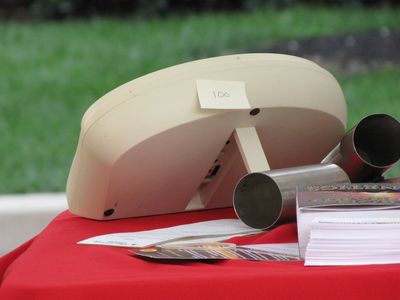 The E-meter on the table, with no warning label present.