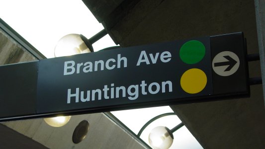 Signage at Fort Totten, with no indication that the Yellow Line does not service Fort Totten during peak hours.