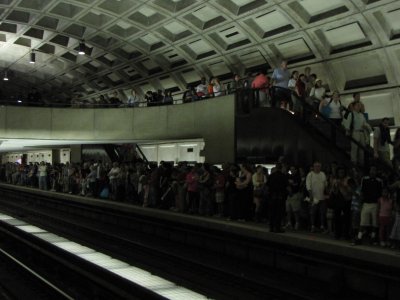 Then at Smithsonian, it was even worse. Look at this crowd going onto the Vienna/Franc-Springd side of the station. The crowd was backed up all the way to the faregates, and they actually weren't letting people in. Seriously.