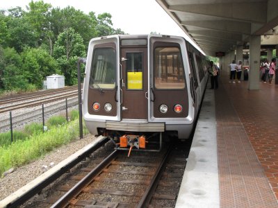 Yellow Line train at Greenbelt station