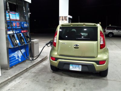 Giving the Soul a drink. #kiasoul #fillerup twitpic.com/b1rlsx 