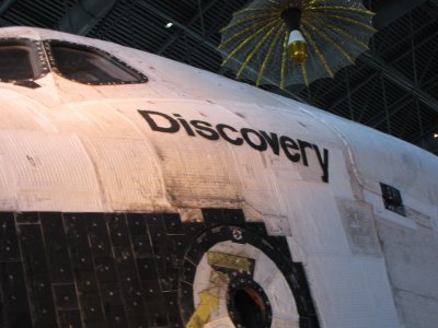 Discovery's name, port side