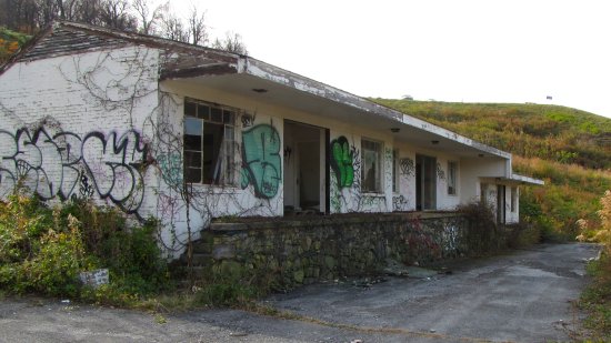 Former Skyline Parkway Motor Court guest building, now covered in graffiti