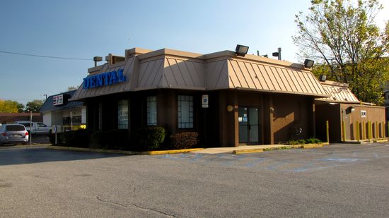 I found Smile Center Dental in this former KFC by accident after making a wrong turn. According to Street View, it was still KFC as of December 2007 (and the 7-Eleven next door, much to my surprise, was a different business). Still, I wonder if the dental work done here is "Finger Lickin Good"?