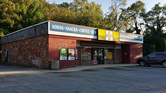 And finally, one more 7-Eleven on Southern Avenue SE, though it's technically located in PG County. This one has a different roof style than the other, but its origin as a 7-Eleven is indisputable.