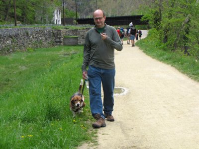 Pete and Bruno walk toward the trailhead