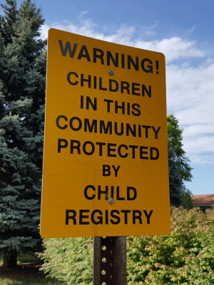 "WARNING! CHILDREN IN THIS COMMUNITY PROTECTED BY CHILD REGISTRY"