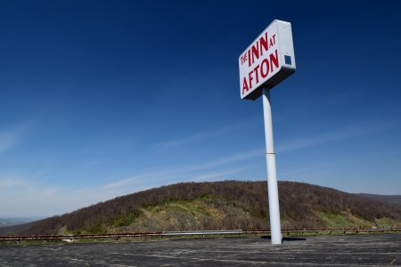 The Inn at Afton's sign, a remnant from its time as a Holiday Inn, though the structure around the bottom of the sign has been removed.