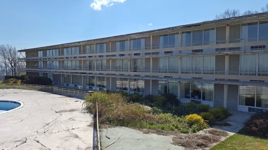 Guest building. Looking at this place, I have to remind myself that this is still an active property. They actually rent out rooms in this dump!