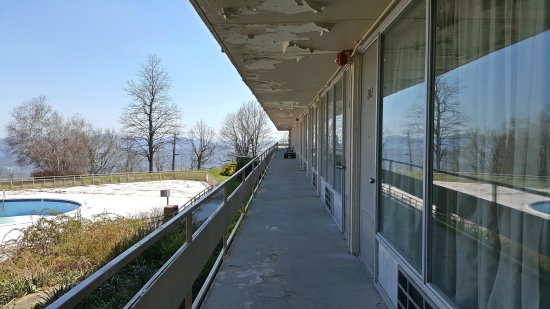 Guest building. Looking at this place, I have to remind myself that this is still an active property. They actually rent out rooms in this dump!