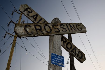 Wooden crossbuck on Cedar Avenue