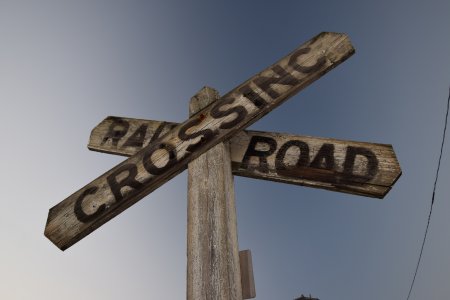 Wooden crossbuck on Cedar Avenue