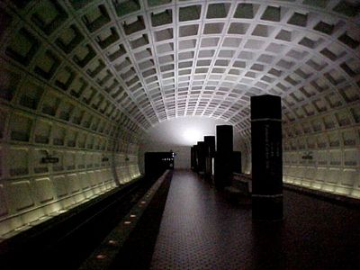 This was my first time visiting Federal Center SW station, and I remember being struck by how bright this station looked.  As it turned out, the station's vault had recently been cleaned and painted.