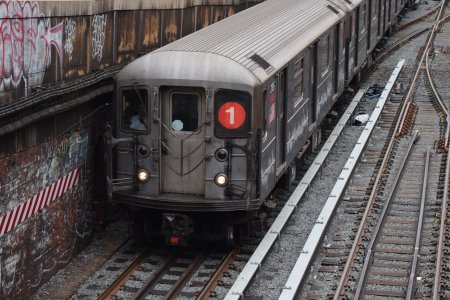 1 train going uptown.