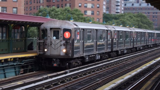 Uptown train at 125th