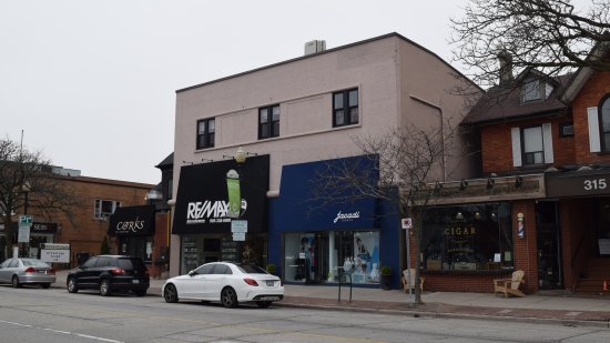 On the way out, we visited the former location of The Playhouse in Oakville.  Sam and Jodie visited this location in "Movies" to see Clive and the Cowboys (a fictional movie made up for the show).  The building now houses a real estate office and a children's clothing store.