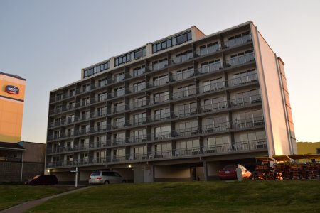 I captured a few photos of the Travelodge, where I stayed in 2005 and 2008.  It appeared to be just as dumpy as it's always been.