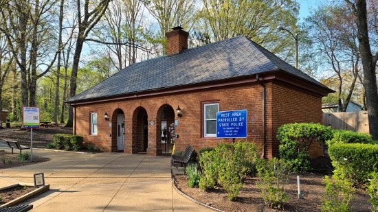 Here's the rest area, which is a typical older-style Virginia rest area with no enclosed vestibule.