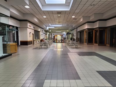 Section of the mall north of the center court, looking towards the food court area.