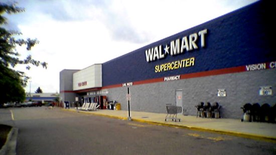 Prior to the remodel, the Walmart in Lexington was a typical 1990s pylon-style Supercenter, with a gray and blue color scheme, and late 1990s signage.