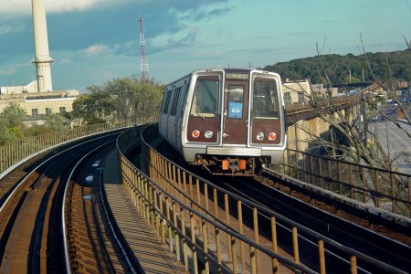 Blue Line train on the D Route bridge in 2005