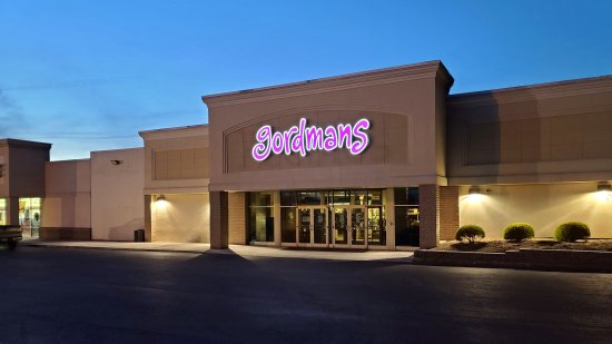 Exterior of Gordmans.  Note the Peebles labelscar behind the Gordmans sign.