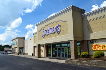 The facade of Gordmans, decked out in store-closing signage.