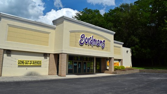 The facade of Gordmans, decked out in store-closing signage.