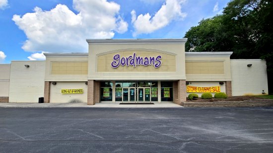 The facade of Gordmans, decked out in store-closing signage.