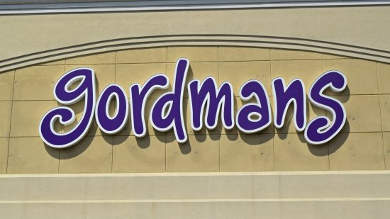 Straight-on view of the Gordmans logo, with the labelscar from the Peebles sign clearly visible behind it.