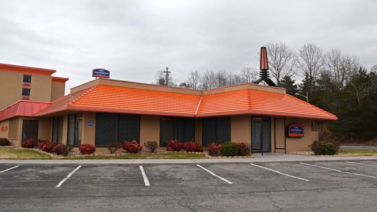 The former restaurant looked pretty sharp on the outside.  The "beacon" style cupola had been changed from silver and turquoise to dark brown and orange, a sign for the motor lodge had been installed where the restaurant signage once was.