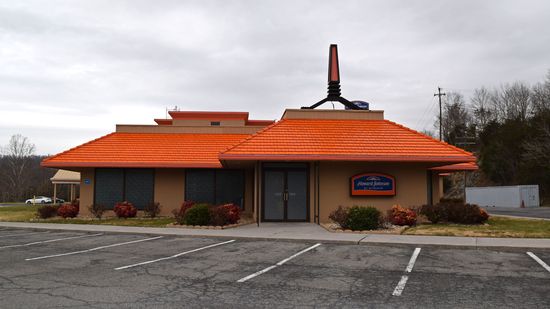 The former restaurant looked pretty sharp on the outside.  The "beacon" style cupola had been changed from silver and turquoise to dark brown and orange, a sign for the motor lodge had been installed where the restaurant signage once was.