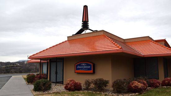 The former restaurant looked pretty sharp on the outside.  The "beacon" style cupola had been changed from silver and turquoise to dark brown and orange, a sign for the motor lodge had been installed where the restaurant signage once was.