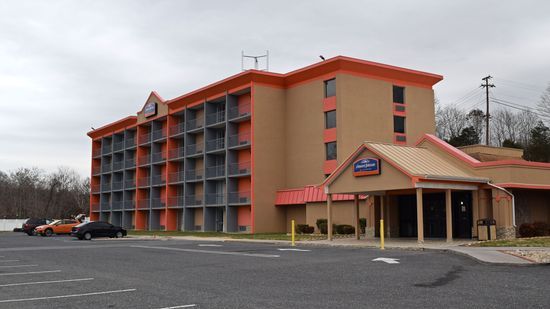The motor lodge had been repainted in a tan, orange, and gray color scheme, and looked pretty sharp overall.  According to Elyse, it was still quite well maintained on the inside as well.