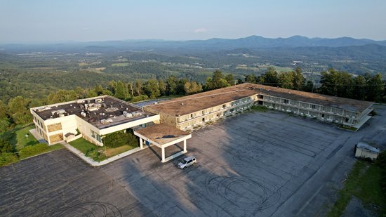Two drone shots showing The Inn at Afton with the view that it has.  That amazing view is currently just going to waste, occupied by a defunct former Holiday Inn.  So much squandered potential there.