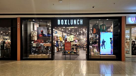 The facade for BoxLunch.  I still say that with a name like that, it should be a restaurant rather than a gift shop.