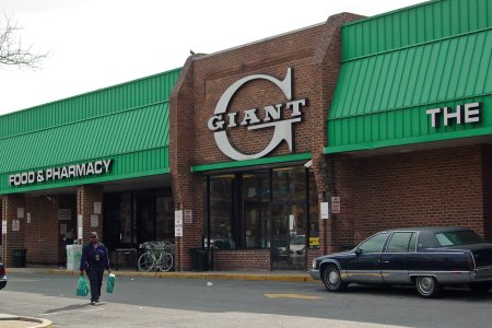 My original photo of the O Street Giant Food store.