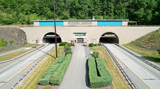 Slightly lower view of the tunnel portal.