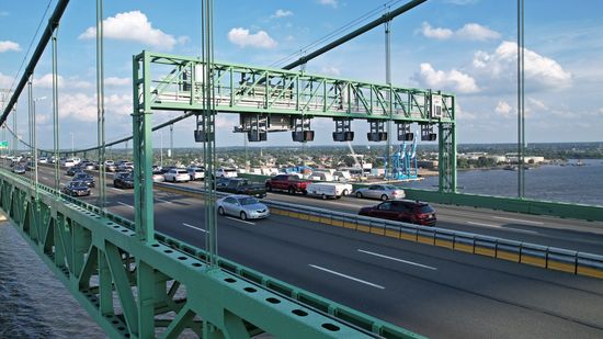 I was surprised to see this style of sign gantry over the bridge.  These new gantries were installed a few years ago, replacing the arch-style ones that I remembered growing up.