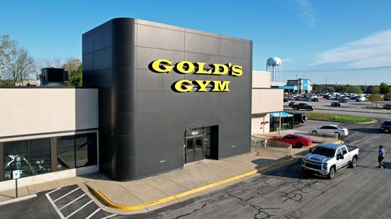 The Circuit City turned Gold's Gym.  I photographed this because I thought I could do better than I did in October.  I think that I did.  This was taken later in the day, and from a better angle.  You can also read the labelscar on the building from its time as Circuit City in this photo.