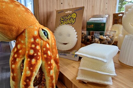 Woomy checks out the dye-free Scrub Daddy products.