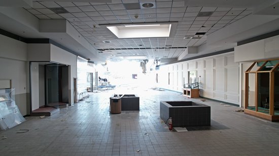 Looking south from the end of the Belk wing, next to the now-boarded-over Belk entrance.