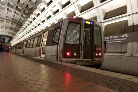 Alternate photo of train at Foggy Bottom