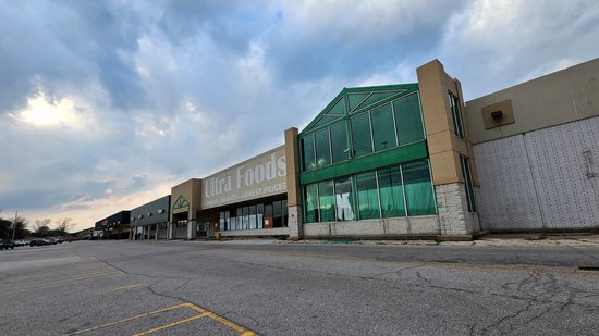Former Ultra Foods location next to Menards, now abandoned.