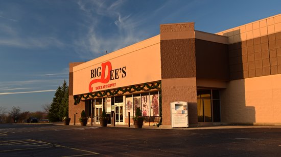 On the way back from Kent State, I spotted Big Dee's Tack & Vet Supplies in Streetsboro, which is housed in a former Walmart building.