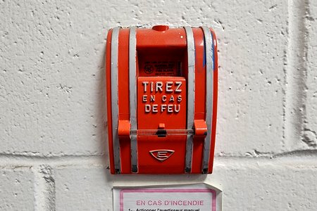 French-only version of the classic Edwards pull station at the Toys "R" Us in Gatineau.  Note that it's missing the "FIRE ALARM" or "LOCAL ALARM" lettering on the top.